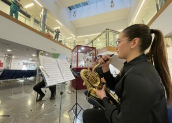 Alumnos del conservatorio profesional de música Manuel Carra acercan la Navidad al Hospital Clínico