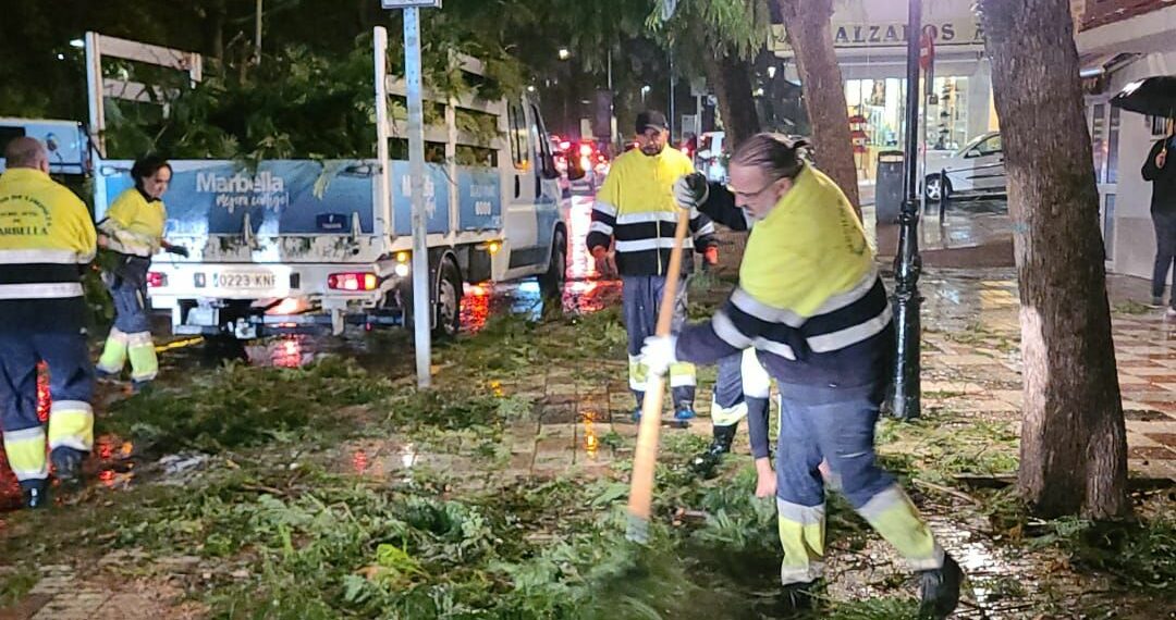 Más de un centenar de efectivos y una treintena de vehículos restablecen la normalidad tras el tornado de Marbella