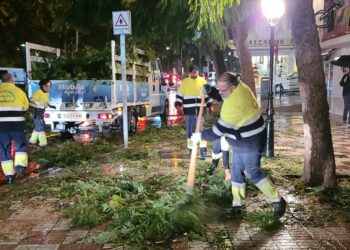 Más de un centenar de efectivos y una treintena de vehículos restablecen la normalidad tras el tornado de Marbella