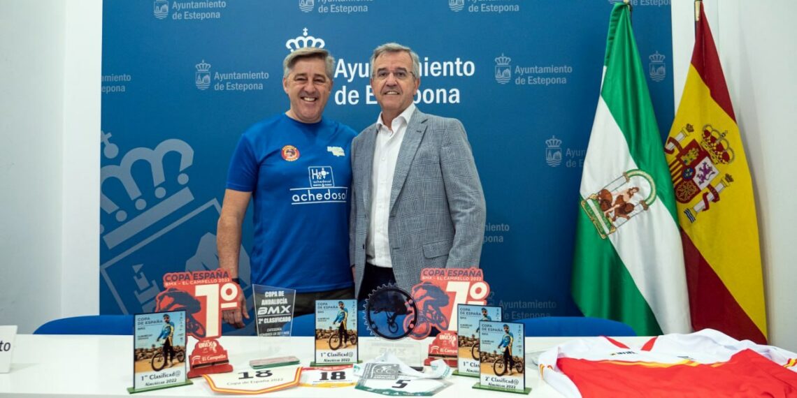 García Urbano recibe al esteponero Andrés Jurado, reciente campeón de la Copa España de BMX