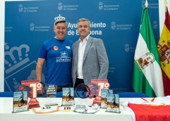 García Urbano recibe al esteponero Andrés Jurado, reciente campeón de la Copa España de BMX