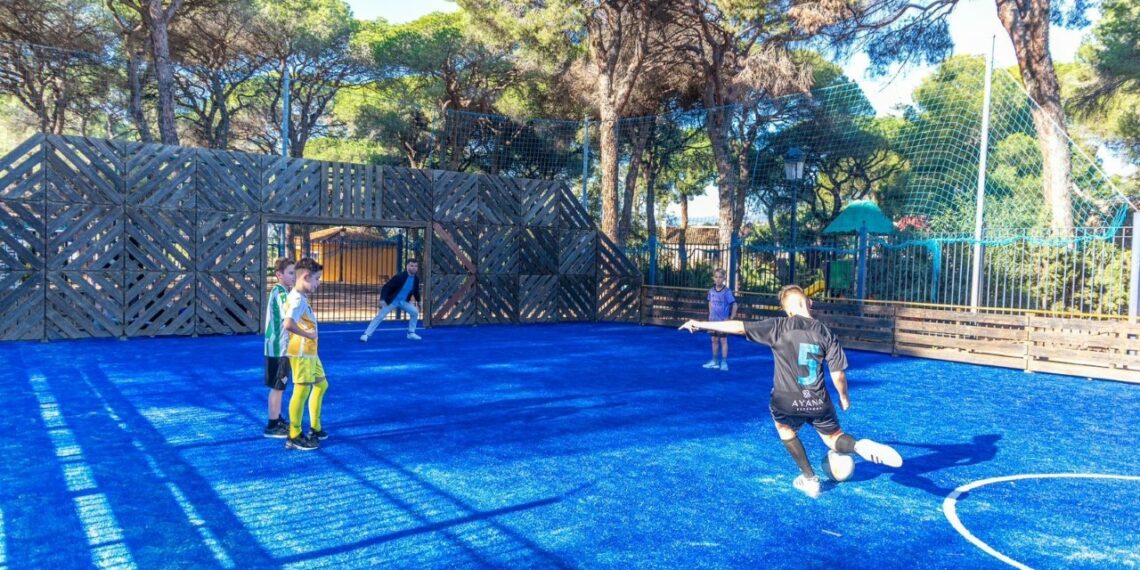 Remodelan la pista de fútbol 5 del parque Vigil de Quiñones en Marbella
