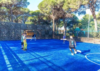 Remodelan la pista de fútbol 5 del parque Vigil de Quiñones en Marbella