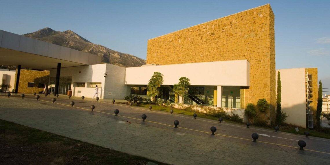 Evacuado al hospital un hombre de 70 años afectado por humo en el incendio de su casa en Benalmádena