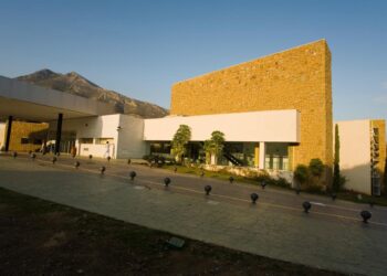 Evacuado al hospital un hombre de 70 años afectado por humo en el incendio de su casa en Benalmádena