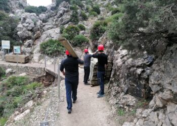 Especialistas trabajan en evaluación y reparación de daños por desprendimientos en el Caminito del Rey