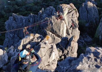 Rescatan a una senderista atrapada en una tirolina en el Castillo del Águila en Gaucín