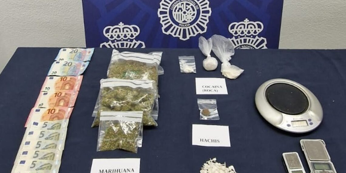 Dos detenidos, uno de ellos menor, tras desarticular un punto de venta de droga en Marbella