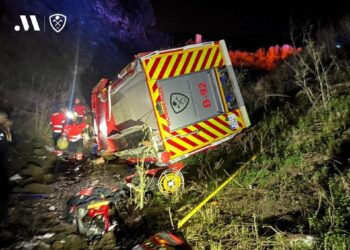 Heridos tres bomberos tras desplomarse por un terraplén su camión al ceder el carril de tierra
