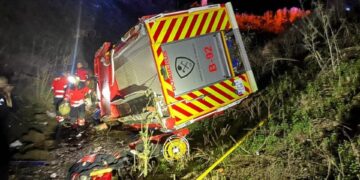 Heridos tres bomberos tras desplomarse por un terraplén su camión al ceder el carril de tierra