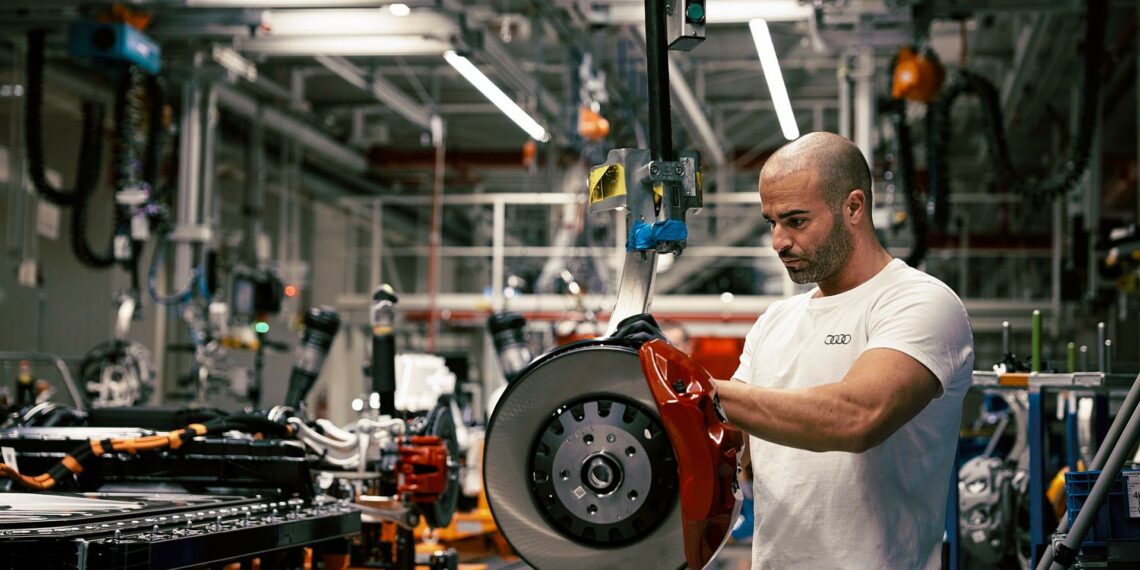 La industria andaluza eleva su facturación un 14,5% interanual en octubre, 2,6 puntos menos que la media nacional