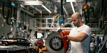 La industria andaluza eleva su facturación un 14,5% interanual en octubre, 2,6 puntos menos que la media nacional