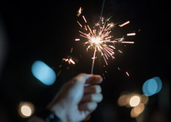 La pirotecnia sigue prohibida en Torremolinos para proteger a menores con TEA, bebés, mayores y mascotas