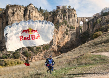 Dani Román atraviesa volando el arco central del Tajo de Ronda