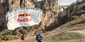 Dani Román atraviesa volando el arco central del Tajo de Ronda