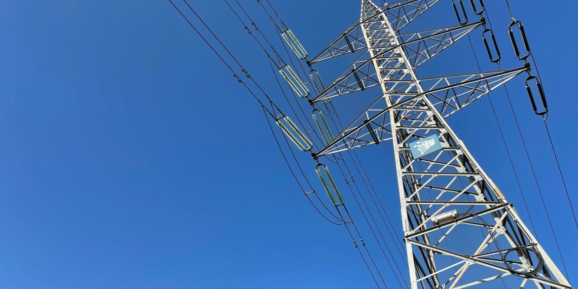 El precio de la luz cae este sábado un 12,4%, hasta los 191,14 euros/MWh