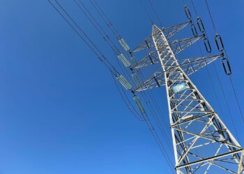 El precio de la luz cae este sábado un 12,4%, hasta los 191,14 euros/MWh