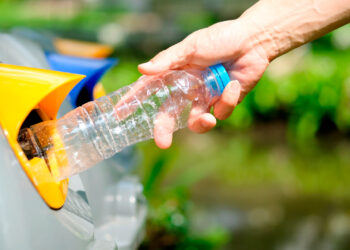 Casares enseña a sus vecinos a reciclar estas Navidades