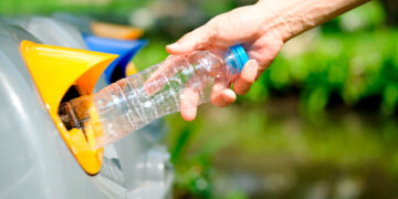 Casares enseña a sus vecinos a reciclar estas Navidades