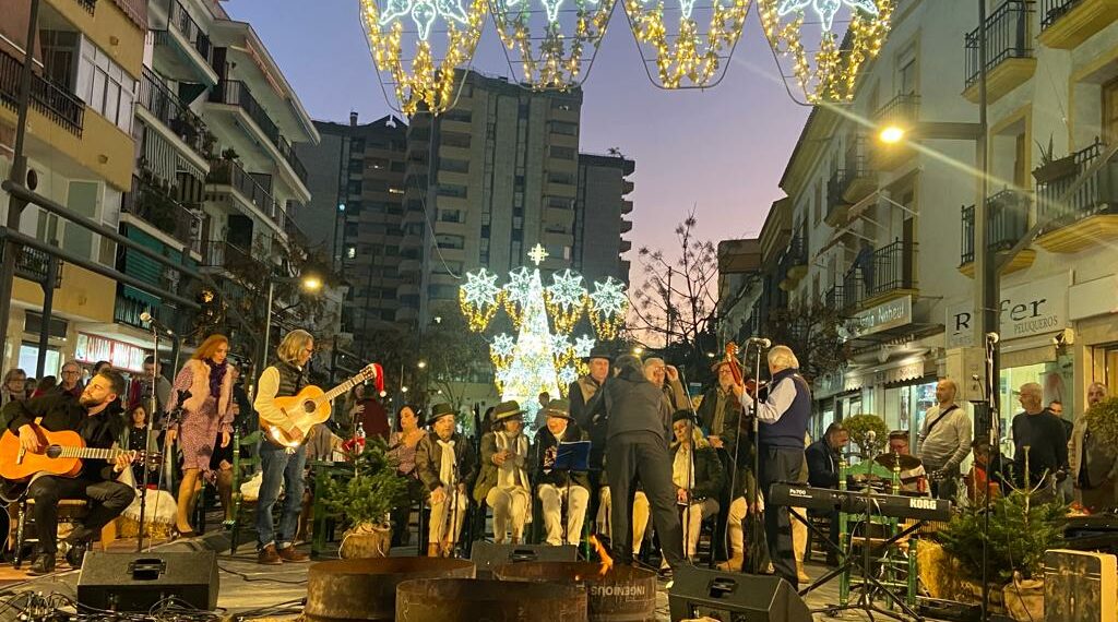 Más de medio millar de vecinos disfrutan de la I Zambomba Municipal de Marbella