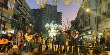 Más de medio millar de vecinos disfrutan de la I Zambomba Municipal de Marbella
