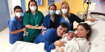 Aarón, uno de los primeros bebés andaluces de 2023, nace en Málaga