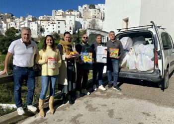 La Asociación Frente Bolillón de Estepona reparte en Casares 36 lotes de juguetes para niños