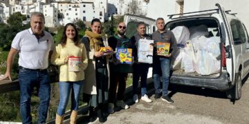 La Asociación Frente Bolillón de Estepona reparte en Casares 36 lotes de juguetes para niños