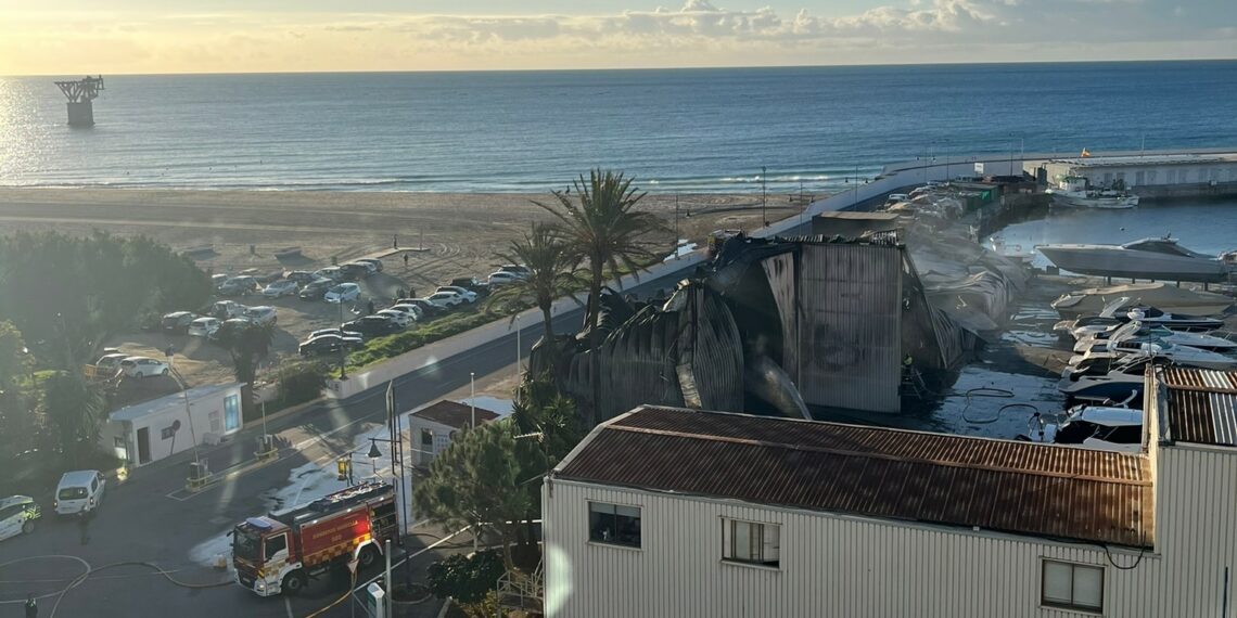 El incendio que afectó a una nave de barcos del puerto pesquero de Marbella se inició en la zona de taller