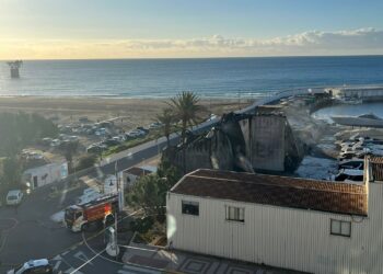 El incendio que afectó a una nave de barcos del puerto pesquero de Marbella se inició en la zona de taller