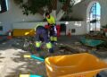 Reparación de la tubería de saneamiento en la parte alta de calle Villa de Casares