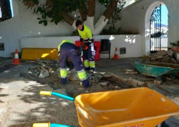 Reparación de la tubería de saneamiento en la parte alta de calle Villa de Casares