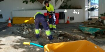 Reparación de la tubería de saneamiento en la parte alta de calle Villa de Casares