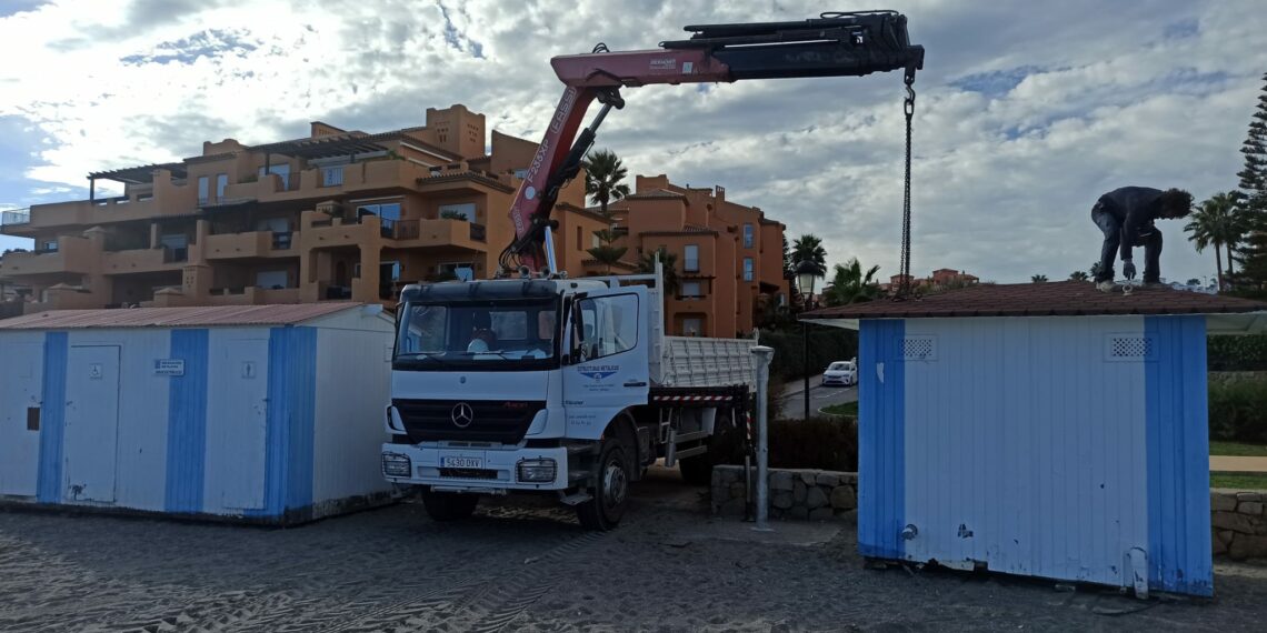 Comienza la retirada de los viejos módulos de aseo de las playas manilveñas