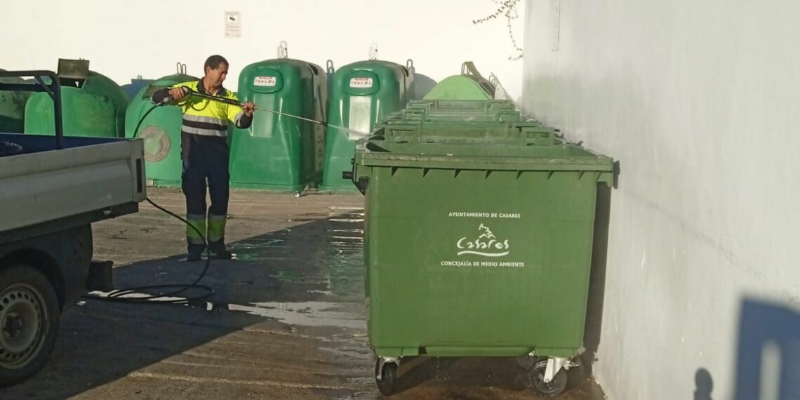 Labores de desinfección y limpieza de los contenedores en Casares