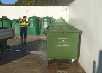Labores de desinfección y limpieza de los contenedores en Casares