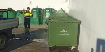 Labores de desinfección y limpieza de los contenedores en Casares