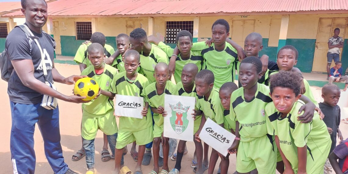 La Unión Deportiva de Casares dona material deportivo y escolar a Gambia