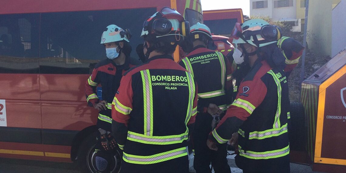 Cuatro personas intoxicadas por humo tras el incendio de una vivienda en Coín