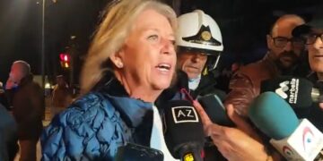 Ochenta embarcaciones afectadas y un bombero herido en el incendio del Puerto Pesquero de Marbella