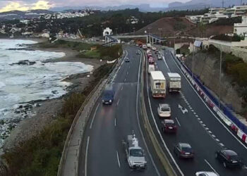 Una rotura en una tubería de Mijas provoca inundaciones en algunas calles y un tramo de la A-7