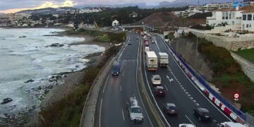 Una rotura en una tubería de Mijas provoca inundaciones en algunas calles y un tramo de la A-7