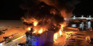 Declarado un grave incendio en el Puerto de Pescadores de Marbella
