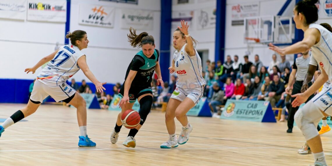 La defensa zonal y el último cuarto devuelven al CAB Estepona Jardín de la Costa del Sol la victoria
