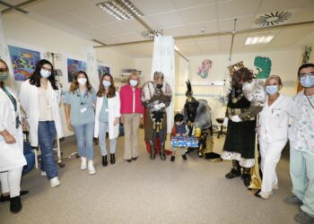 Los Reyes Magos reparten ilusión, regalos y caramelos a los niños del Hospital Costa del Sol