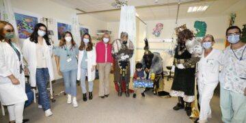 Los Reyes Magos reparten ilusión, regalos y caramelos a los niños del Hospital Costa del Sol