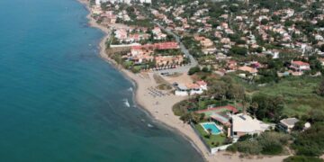 Aparece flotando en una playa de Marbella el cadáver de una mujer sin cabeza ni manos
