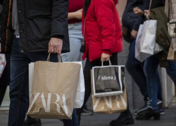 Los comerciantes estiman unas ventas moderadas durante las rebajas de Navidad debido a la  inflación y la cantidad de ofertas