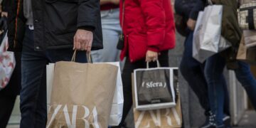 Los comerciantes estiman unas ventas moderadas durante las rebajas de Navidad debido a la  inflación y la cantidad de ofertas