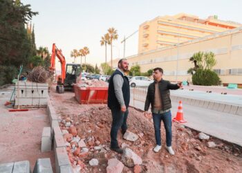 Marbella remodela la parada de autobús del Hospital Costa del Sol con tres nuevas marquesinas y bancos